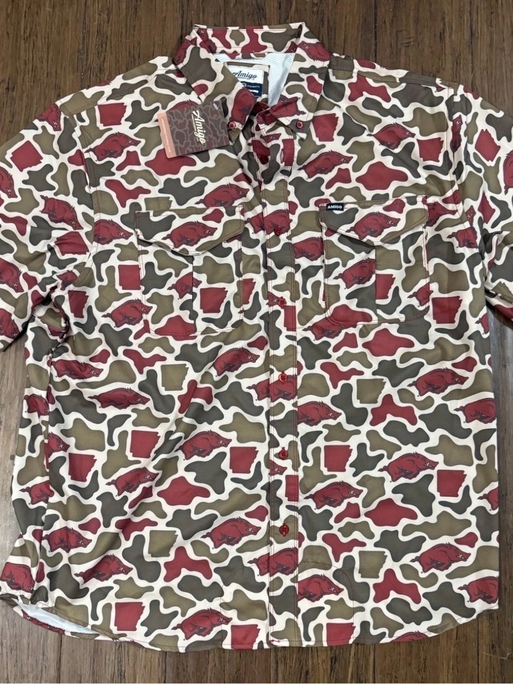 Amigo Men’s Arkansas Razorbacks Fishing Camo Button-Up Shirt
